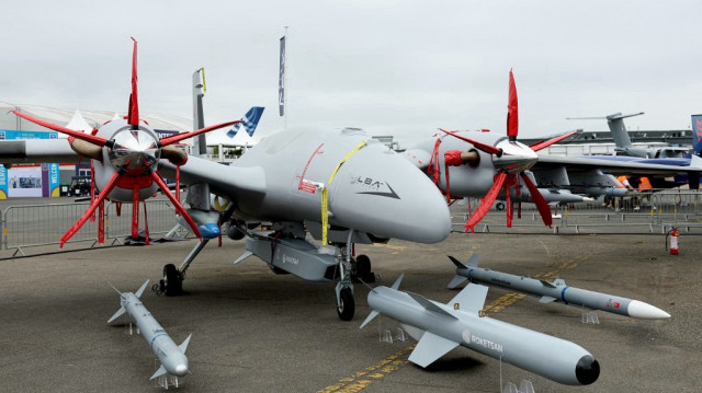 Un drone Baykar Bayraktar Akıncı présenté par la société turque de défense Baykar Defense exposé lors de la 55e édition du Salon international de l'aéronautique et de l'espace (SIAE) à l'aéroport Paris-Le Bourget, au Bourget, en banlieue parisienne, le 15 juin 2025.