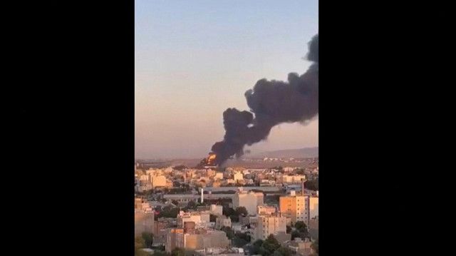 Cette capture d'images UGC publiées sur les médias sociaux le 15 juin 2025 montre un épais panache de fumée noire s'élevant au-dessus de l'aéroport iranien de Mashhad à la suite d'une frappe israélienne le même jour.