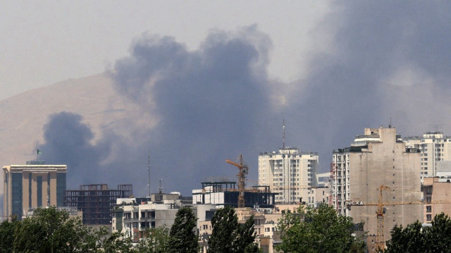 De la fumée s'échappe pour la deuxième journée du dépôt pétrolier de Shahran, au nord-ouest de Téhéran, le 16 juin 2025.
