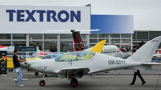 Des membres du personnel transportent un Shark - OM-SO11 présenté par l'avionneur slovaque Shark.Aero lors de la 55e édition du Salon international de l'aéronautique et de l'espace (SIAE) à l'aéroport de Paris-Le Bourget, au Bourget, en banlieue parisienne, le 15 juin 2025.