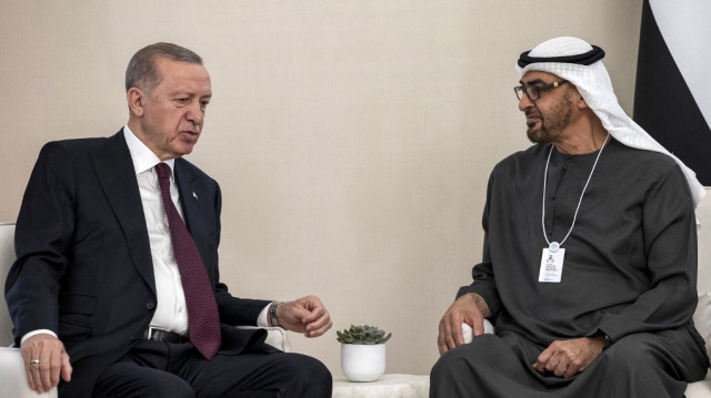 Cette photo fournie par la Cour présidentielle des Émirats arabes unis montre le président des Émirats arabes unis, Sheikh Mohamed bin Zayed al-Nahyan (à droite), recevant le président turc, Recep Tayyip Erdogan.