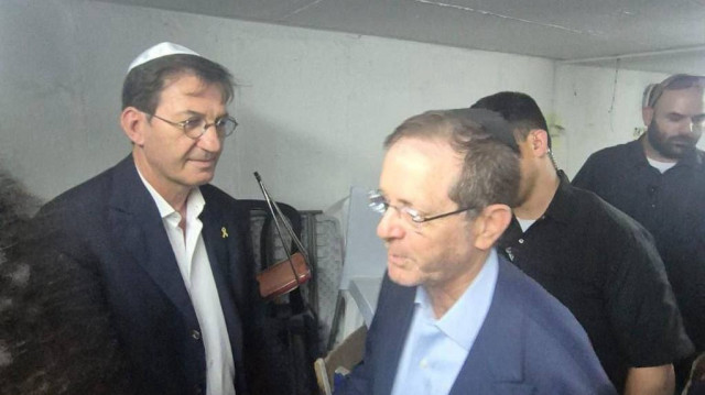 Sığınakta görüntülenen İsrail Cumhurbaşkanı Herzog (sağda)