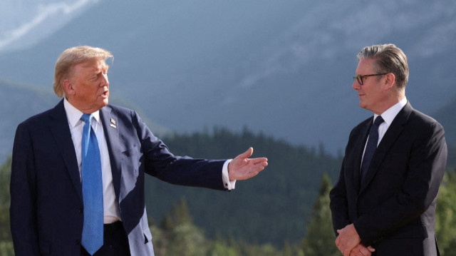 Le président américain Donald Trump et le Premier ministre britannique Keir Starmer participent à une photo de groupe devant les Rocheuses canadiennes au Kananaskis Country Golf Course lors du sommet des dirigeants du G7, le 16 juin 2025 à Kananaskis, en Alberta.