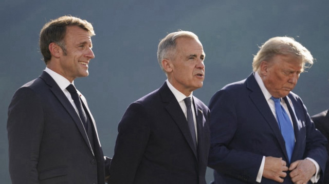 (De gauche à droite) Le président français Emmanuel Macron, le Premier ministre canadien Mark Carney et le président américain Donald Trump posent pour une photo de famille lors du sommet du Groupe des Sept (G7) au Kananaskis Country Golf Course à Kananaskis, Alberta, Canada, le 16 juin 2025.