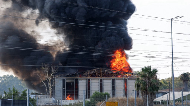 De la fumée s'échappe d'un immeuble en feu à Herzliya, près de Tel Aviv, suite à un nouveau tir de roquettes iraniennes, le 17 juin 2025.