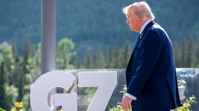 Le président américain Donald Trump arrive pour une photo de famille lors du sommet du Groupe des Sept (G7) au Kananaskis Country Golf Course à Kananaskis, Alberta, Canada, le 16 juin 2025.