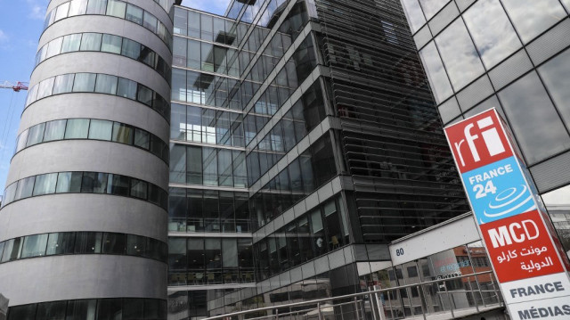 Une photo prise le 9 avril 2019 à Issy-les-Moulineaux, près de Paris, montre le siège du groupe national de médias audiovisuels français France Médias Monde (FMM), anciennement appelé Audiovisuel Extérieur de la France (AEF), qui comprend Radio France Internationale (RFI), la chaîne d'information en direct France 24 et Monte Carlo Doualiya (MCD), une radio arabophone française.