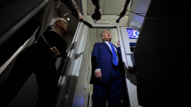 Le président américain Donald Trump s'adresse aux journalistes à bord d'Air Force One avec l'attachée de presse de la Maison Blanche, Karoline Leavitt, après avoir quitté prématurément le sommet des dirigeants du G7, le 16 juin 2025 à Calgary, en Alberta.