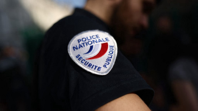 Un écusson de police orne l'uniforme d'un agent de la police nationale française, à Valence, dans le centre-sud de la France, le 13 juin 2025.