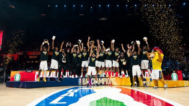 Les basketteurs du club libyen Al Ahly Tripoli célèbrent leur victoire lors de la finale de la Ligue africaine de basketball, à Pretoria (Afrique du Sud), le 14 juin 2025.