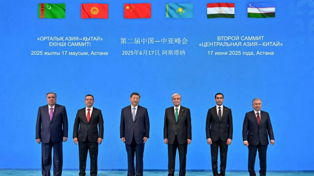 Le président du Tadjikistan Emomali Rahmon, le président du Kirghizistan Sadyr Japarov, le président de la Chine Xi Jinping, Kassym-Jomart Tokayev, président du Kazakhstan, Serdar Berdimuhamedow, président du Turkménistan, et Shavkat Mirziyoyev, président de l'Ouzbékistan, posent pour une photo lors du sommet Chine-Asie centrale à Astana, le 17 juin 2025.