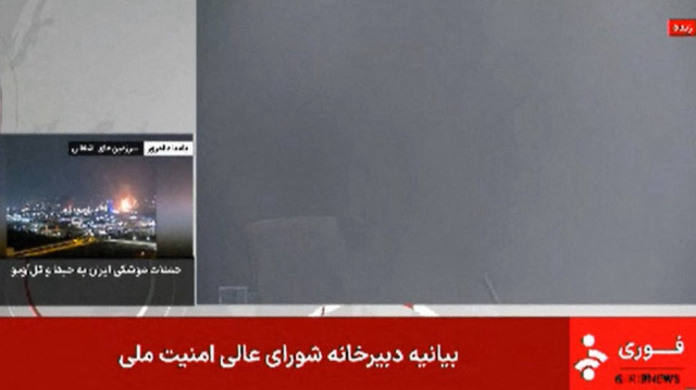 Cette image extraite d'une séquence diffusée par la chaîne d'information iranienne IRINN le 16 juin 2025 montre une salle de reportage remplie de fumée après le départ du présentateur à la suite d'une explosion.