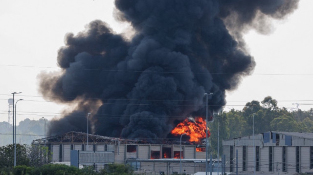 De la fumée s'échappe d'un immeuble en feu à Herzliya, près de Tel-Aviv, suite à un nouveau tir de roquettes iraniennes, le 17 juin 2025.