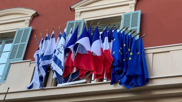Le drapeau israélien déployé sur le fronton de la mairie de Nice, dans les Alpes maritimes.