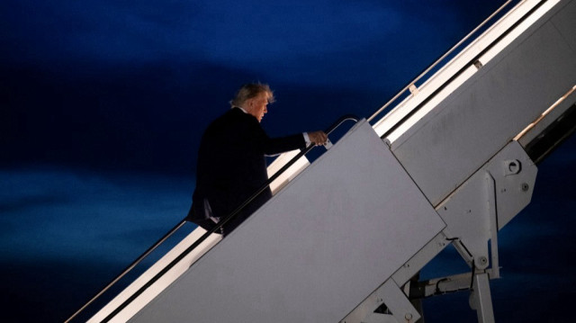 Le président américain Donald Trump monte à bord d'Air Force One à l'aéroport international de Calgary (Alberta, Canada), le 16 juin 2025, après avoir participé au sommet du Groupe des Sept (G7).