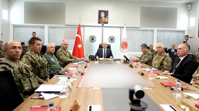 Milli Savunma Bakanı Yaşar Güler, Türkiye-İran sınırındaki birlikleri denetlemek için Van'a gitti.