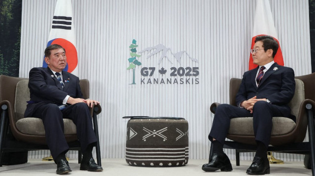 Le Premier ministre japonais Shigeru Ishiba (à gauche) s'entretient avec le président sud-coréen Lee Jae-myung (à droite) lors de leur rencontre bilatérale en marge du sommet du G7 à Kananaskis (Alberta), le 17 juin 2025.