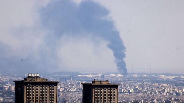 De la fumée s'échappe au loin d'une raffinerie de pétrole après une frappe israélienne sur la capitale iranienne, Téhéran, le 17 juin 2025.