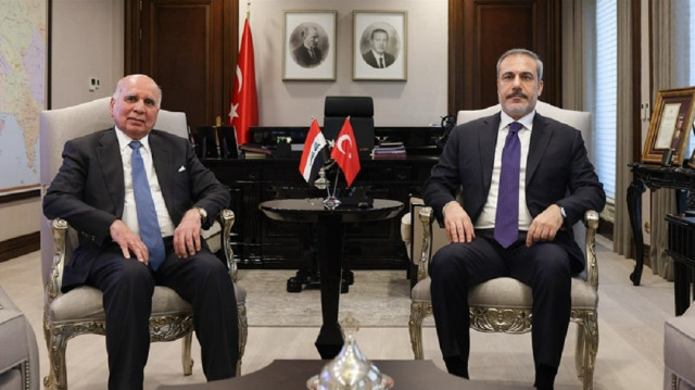 Turkish Foreign Minister Hakan Fidan (R) and his Iraqi counterpart Fuad Hussein (L)