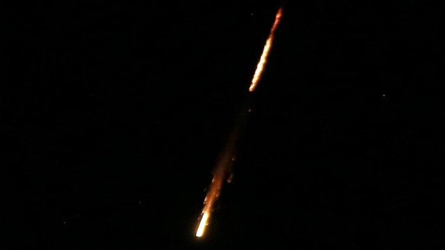 Des missiles tirés depuis l'Iran sont photographiés dans le ciel nocturne au-dessus d'Amman dans l'espace aérien jordanien le 14 juin 2025.