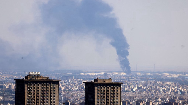 Des volutes de fumée s'élèvent au loin d'une raffinerie de pétrole après une frappe israélienne sur Téhéran, la capitale iranienne, le 17 juin 2025.