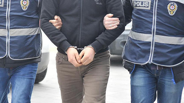 Gözaltına alınan şahısların üzerinde uyuşturucu madde bulundu.