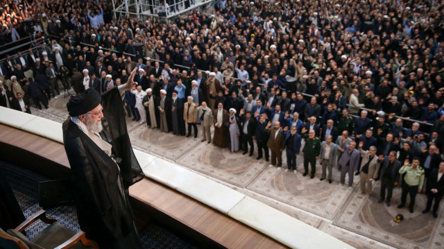 Une photo fournie par le bureau du guide suprême iranien, l'ayatollah Ali Khamenei, le montre en train de faire un signe de la main lors d'une cérémonie organisée à l'occasion du 36e anniversaire de la mort de l'ayatollah Rouhollah Khomeini, à Téhéran, le 4 juin 2025.