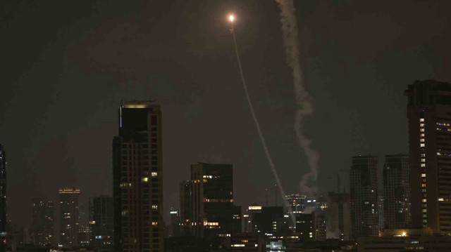 Défense aérienne israélienne internceptant un drone iranien, le 17 juin 2025.