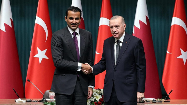 Türkiye's President Recep Tayyip Erdogan (R) and Qatari Emir Sheikh Tamim bin Hamad al Thani (L)