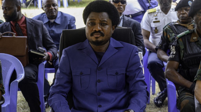 Le ministre de la Justice de la RDC, Constant Mutamba, assiste à la condamnation de prévenus accusés d'appartenir au groupe rebelle M23 à la prison de Ndolo à Kinshasa, le 8 août 2024.