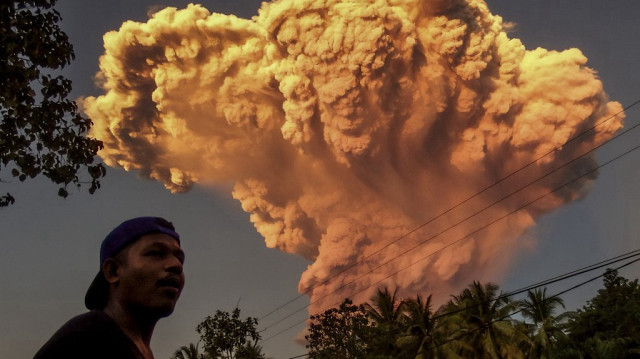 Un villageois observe l'éruption du Mont Lewotobi Laki-Laki depuis le village de Talibura à Sikka, East Nusa Tenggara, le 17 juin 2025.
