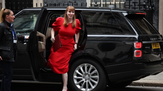 La vice-première ministre britannique et secrétaire d'État au logement et aux communautés, Angela Rayner, arrive à Downing Street, dans le centre de Londres, le 11 juin 2025, pour assister à une réunion du cabinet en vue de la révision des dépenses du gouvernement.