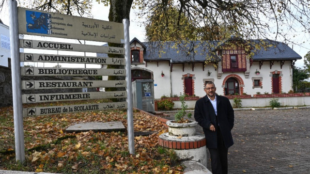 Larabi Becheri, doyen de l'Institut européen des sciences humaines (IESH), pose pour des photos à Saint-Leger-de-Fougeret, dans le centre de la France, le 28 octobre 2020.