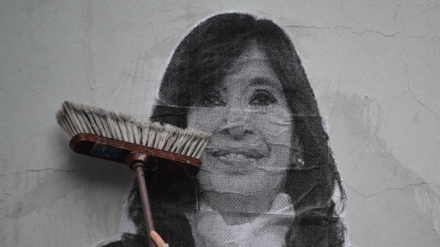Un partisan de l'ancienne présidente argentine Cristina Fernandez de Kirchner colle une affiche devant sa résidence à Buenos Aires, le 17 juin 2025,