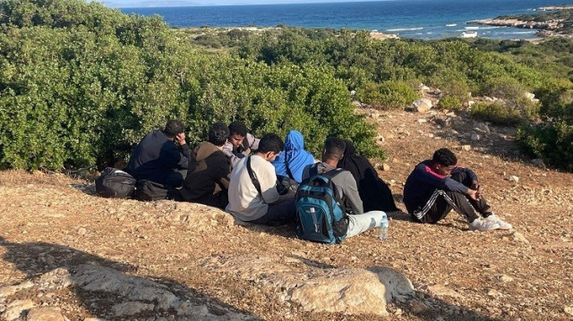Aydın'ın Didim ilçesinde Sahil Güvenlik İnsansız Hava Aracı tarafından tespit edilen 8 düzensiz göçmen yakalandı.
