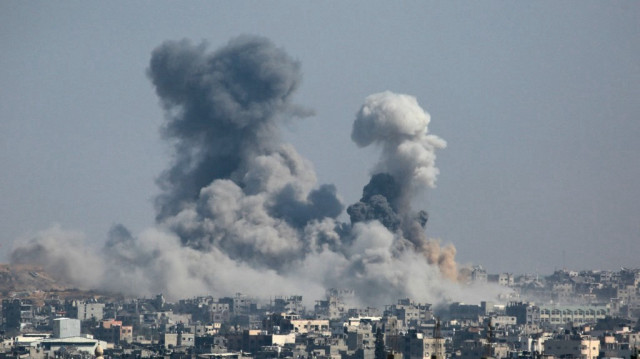 Une colonne de fumée s'élève après un bombardement israélien sur des zones situées à l'est du quartier Tuffah, dans l'est de la ville de Gaza, le 18 juin 2025.