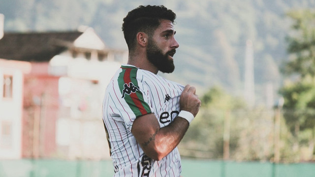 Enes Nalbantoğlu, Karşıyaka formasıyla iki sezonda toplam 52 maça çıkarken, 20 gol kaydetmeyi başardı.