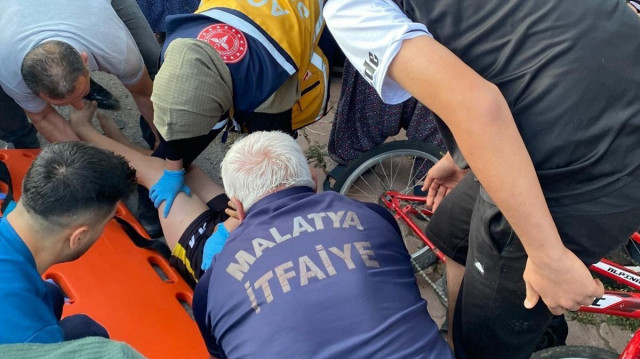KONTROLDEN ÇIKAN ARAÇ ÇOCUKLARIN ARASINA DALDI: 3 YARALI