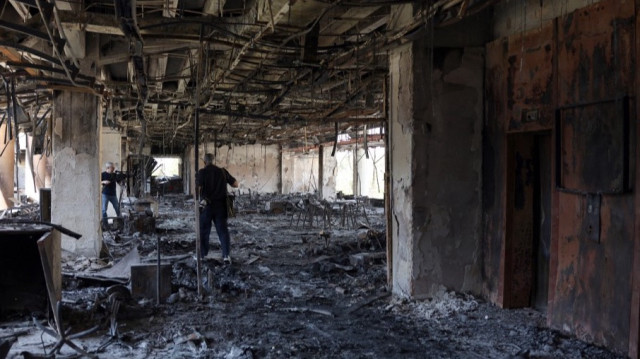 Un photographe travaille dans le bâtiment fortement endommagé de l'IRIB (Islamic Republic of Iran Broadcasting) après qu'il ait été touché quelques jours plus tôt par une frappe israélienne, à Téhéran, le 19 juin 2025.