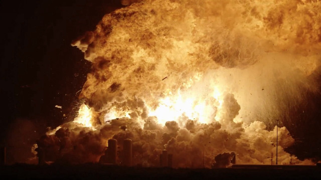 Ce nouvel accident s’inscrit dans une série d’échecs récents pour Starship. Le 27 mai, le lanceur avait atteint l’espace, mais le booster Super Heavy avait explosé avant son retour sur Terre.