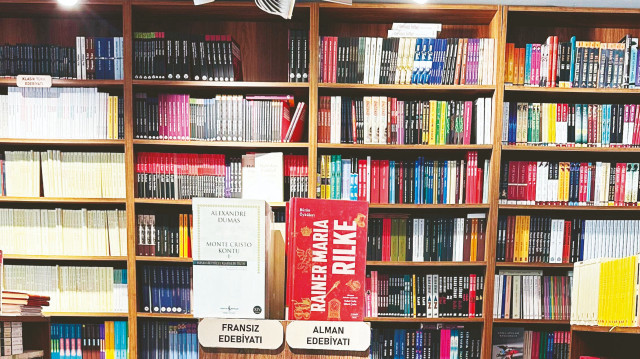 Yurdakul, bir yandan da buradaki kitap dostlarıyla yeni bir yol çizeceğini söyledi.
