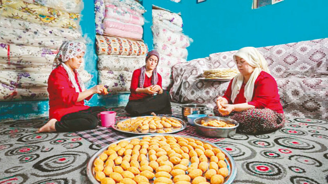“Gaziantep Kazan Yemekleri” ve “Gaziantep Sokak Lezzetleri ve Yemek Kültürü” olmak üzere iki ayrı kategoride düzenlenen yarışma hem geleneksel sofraların ruhunu hem de günlük yaşamla iç içe geçmiş lezzet manzaralarını bir araya getirdi.