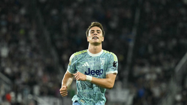 Le milieu de terrain turc de la Juventus, Kenan Yildiz, célèbre le troisième but de son équipe lors du match du Groupe G de la Coupe du monde des clubs 2025 entre la Juventus (Italie) et Al-Aïn FC (Émirats arabes unis), au stade Audi Field de Washington, DC, le 18 juin 2025.