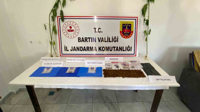 İkametlerde yapılan aramalarda çeşitli uyuşturucu maddeler ele geçirildi.
