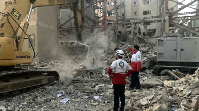 Cette photo fournie par le Croissant-Rouge iranien le 19 juin 2025 montre des membres de leurs équipes de secours en train de déblayer les débris d'un bâtiment détruit lors d'une attaque israélienne à Téhéran.