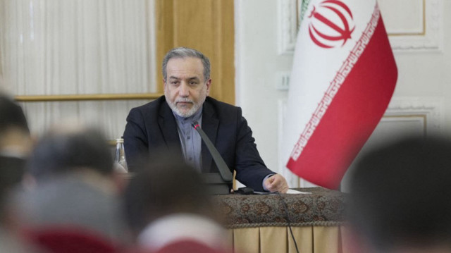 Cette photo fournie par le ministère iranien des affaires étrangères montre le ministre iranien des affaires étrangères Abbas Araghchi rencontrant des ambassadeurs de pays étrangers à Téhéran le 15 juin 2025.