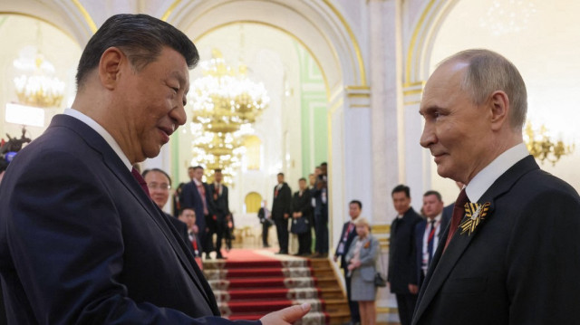 Sur cette photo de famille diffusée par l'agence d'État russe Sputnik, le président russe Vladimir Poutine et le président chinois Xi Jinping assistent à une réception festive pour les dirigeants étrangers participant aux célébrations du jour de la Victoire, qui marque le 80e anniversaire de la victoire de l'Union soviétique sur l'Allemagne nazie lors de la Seconde Guerre mondiale, au Kremlin de Moscou, le 9 mai 2025.