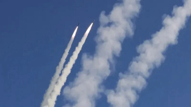 Северная Корея выпустила ракеты залпового огня из района Пхеньяна.