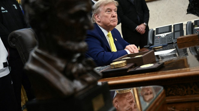 Le président américain Donald Trump s'adresse à la presse dans le bureau ovale de la Maison Blanche alors que des membres du club de football italien Juventus lui rendent visite à Washington, DC, le 18 juin 2025. Plus tard dans la journée, la Juventus affrontera le club émirati Al-Ain dans le cadre de la Coupe du monde des clubs de la FIFA 2025 à l'Audi Field de Washington.
