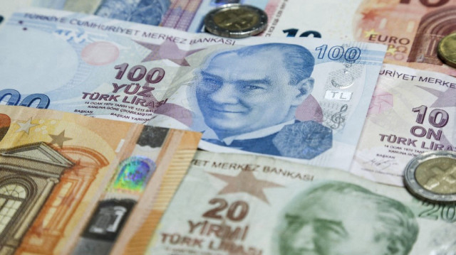 Hors secteur bancaire, les dépôts en devises des non-résidents se sont établis à 20,4 milliards de dollars, en hausse de 4,8 %, tandis que les dépôts en livres turques détenus par les non-résidents ont diminué de 2,8 %, à 20,7 milliards.